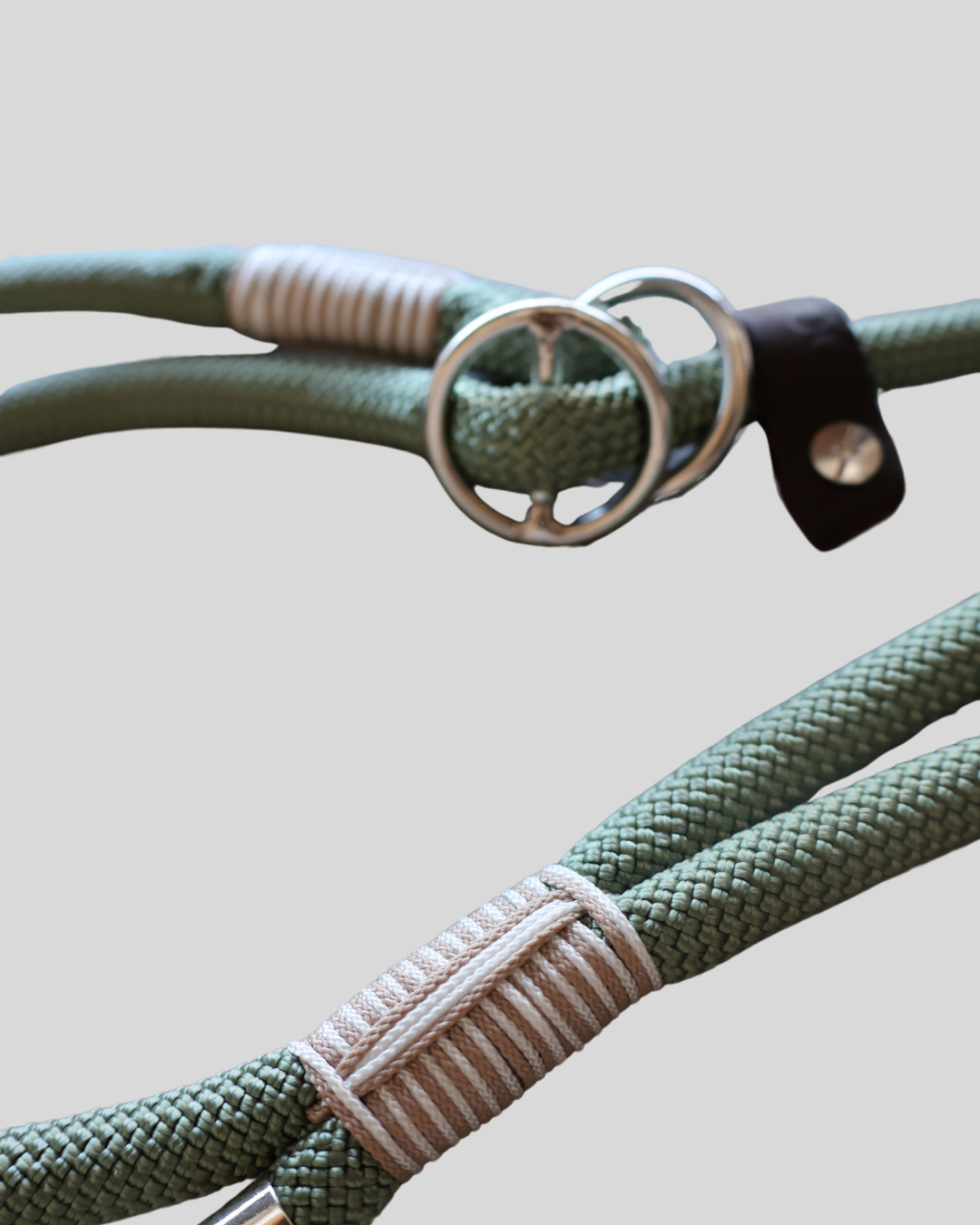 Retrieverleine SEETANG in Grün, aus Polypropylen-Seil mit verstellbarem Fettlederstopper und Edelstahlringen, Teil der Nordlicht Collection
